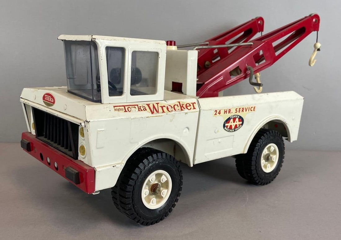 Vintage Tonka Pressed Steel Wrecker Truck: Working condition, measures 11" x 17" x 8"