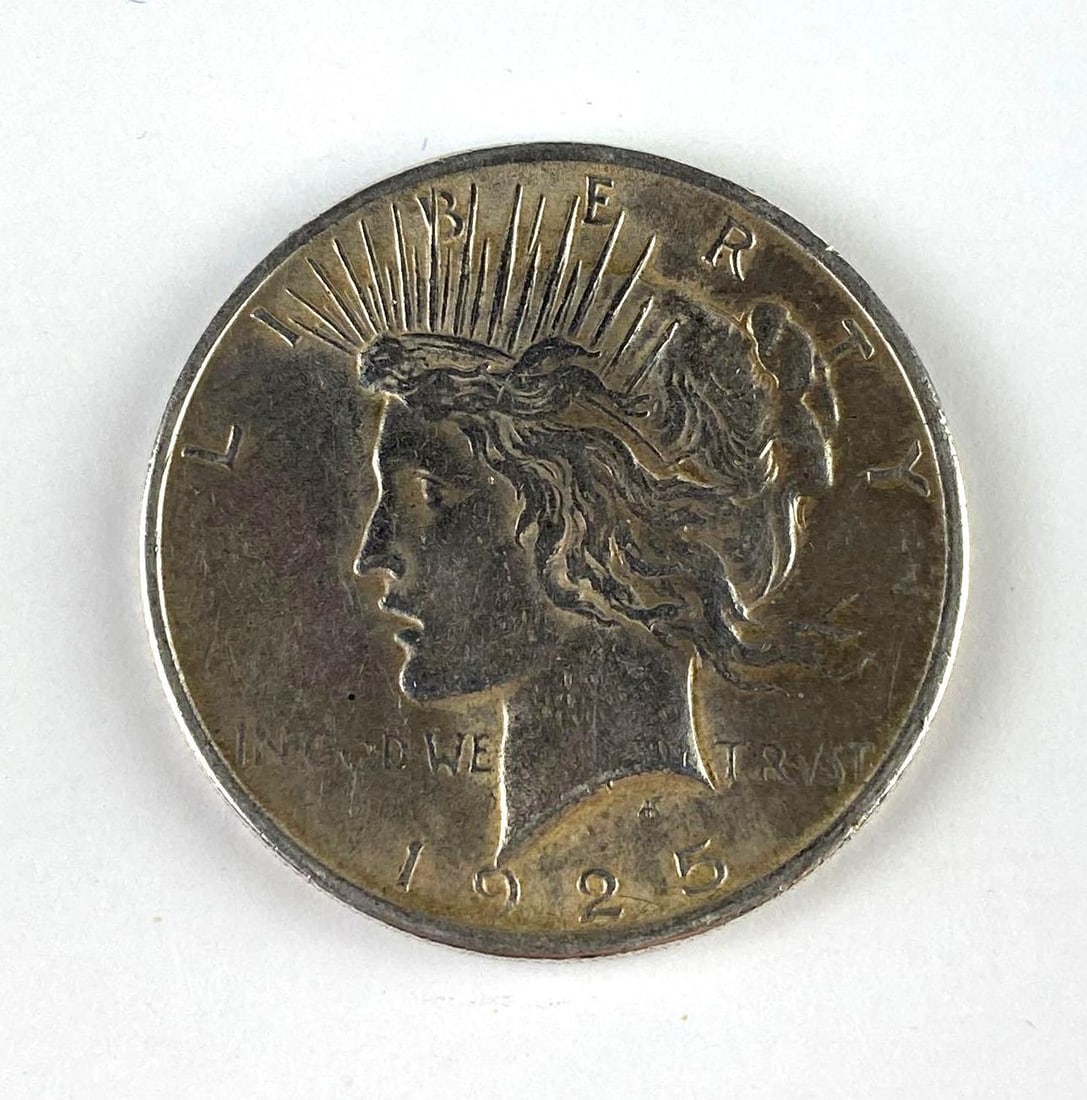 1925 US $1 Peace Silver Dollar (1 of 2)