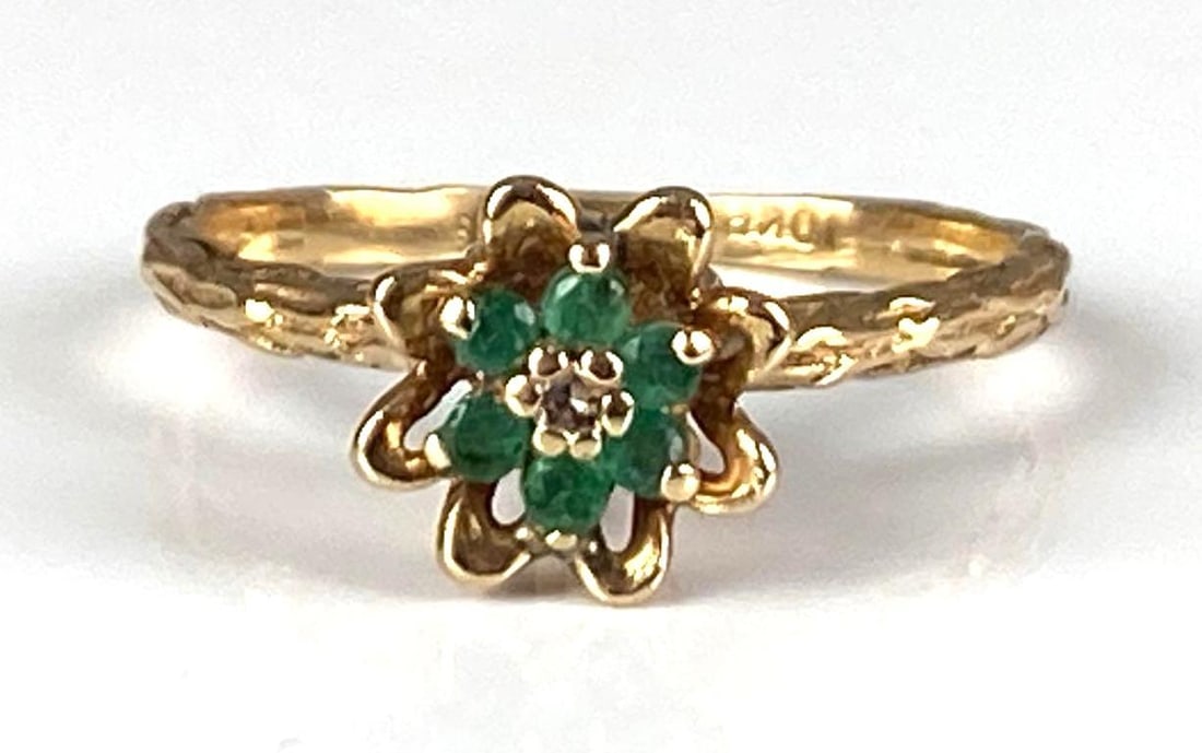 Signed 10KP Yellow Gold Emerald Floral Ring: Total weight of 1.9 grams, size 7