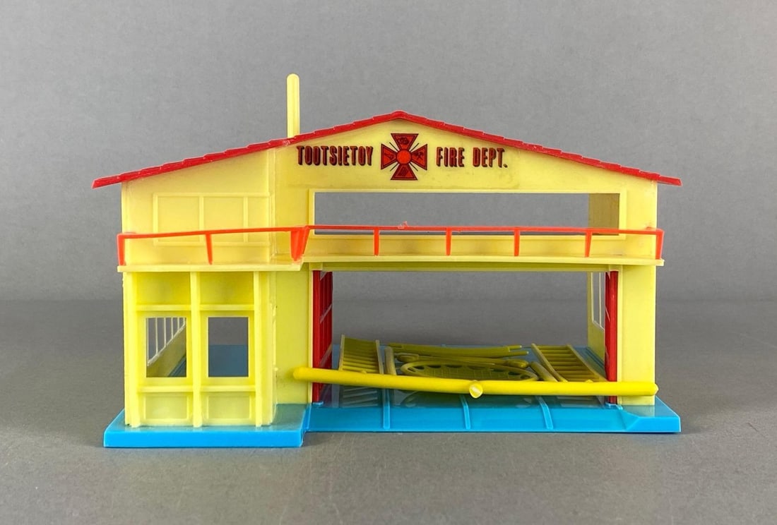 1968 Tootsietoy Plastic Fire Department Building (1 of 2)