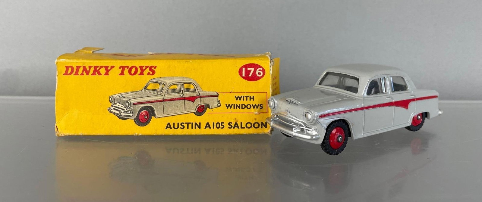 Dinky Toys Austin A105 Saloon Die-Cast Car (1 of 4)