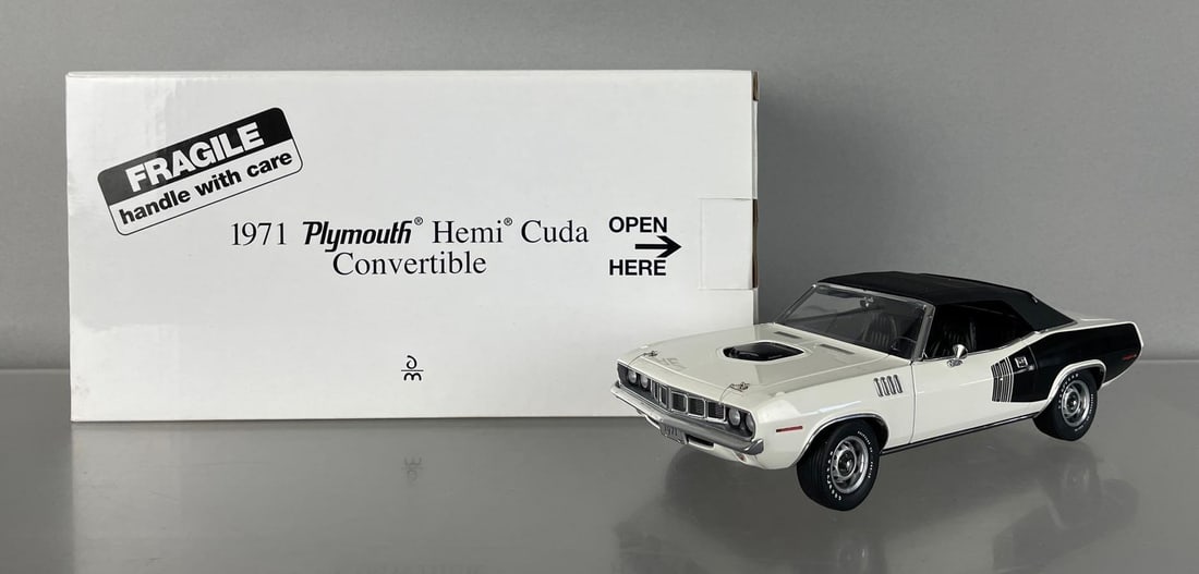 Danbury Mint 1971 Plymouth Hemi Cuda Convertible Die-Cast Car: Black / white, 1/24 scale, original packaging