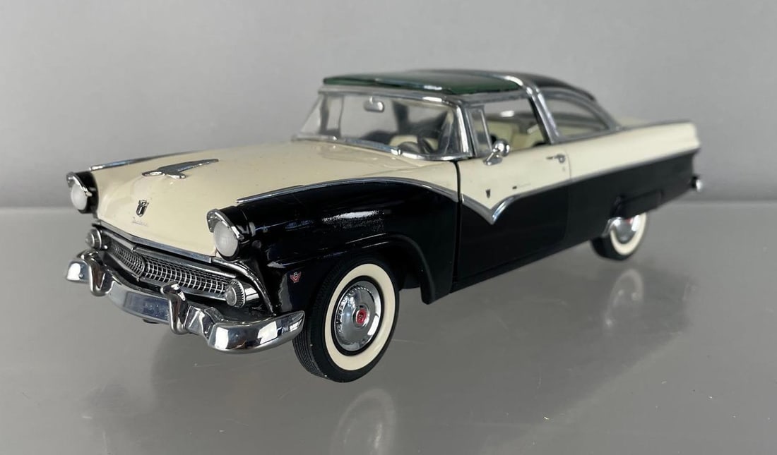 Danbury Mint 1955 Ford Fairlane Crown Victoria Die-Cast Car: 1/24 scale, black / white, top sunroof loose