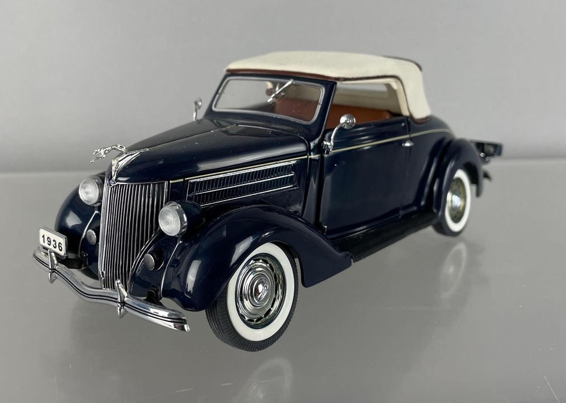 Danbury Mint 1936 Ford Deluxe Cabriolet Convertible Die-Cast Car: 1/24 scale, navy with white top, crooked front wheel