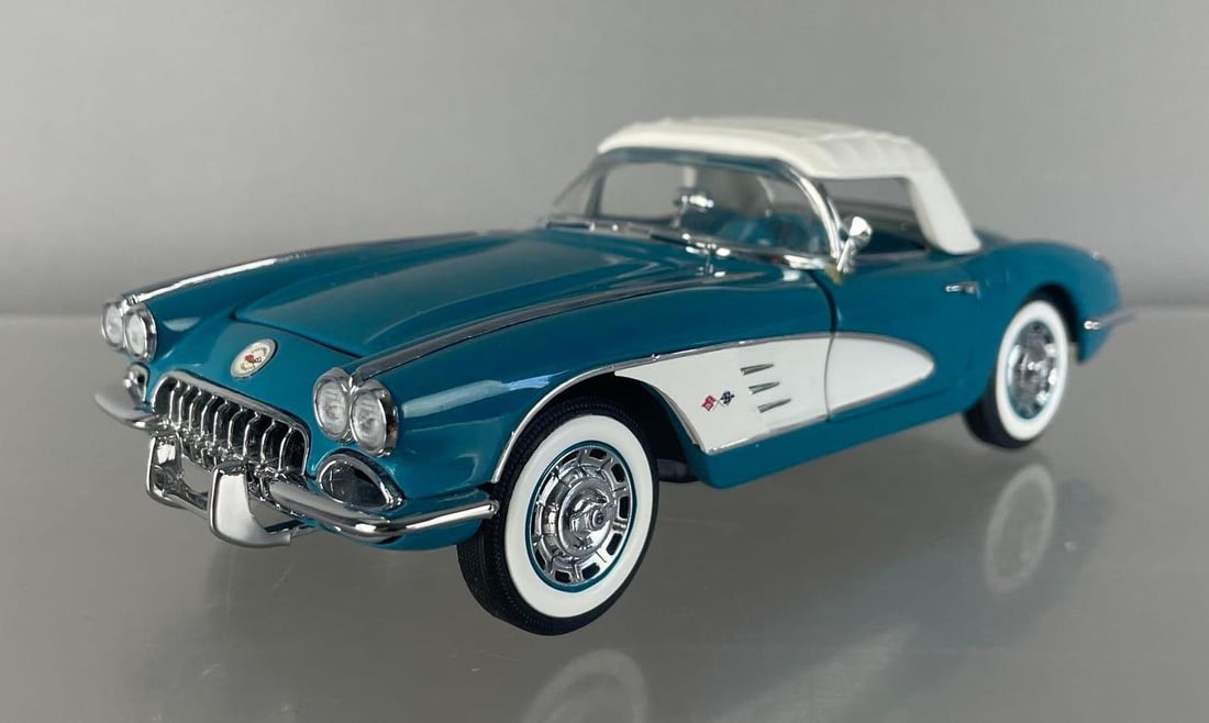 Franklin Mint 1960 Chevy Corvette Convertible Die-Cast Car: 1/24 scale, blue / white