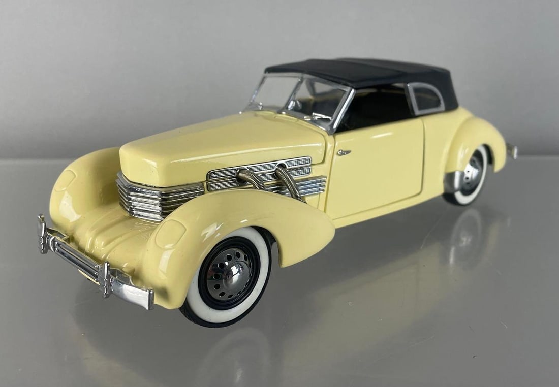 Franklin Mint 1937 Cord 812 Phaeton Coupe Die-Cast Car (1 of 5)