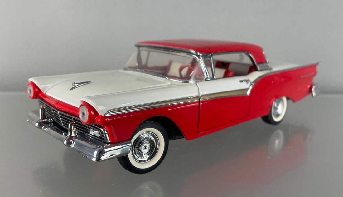 Franklin Mint 1957 Ford Fairlane 500 Die-Cast Car: 1/24 scale skyliner convertible, red / white