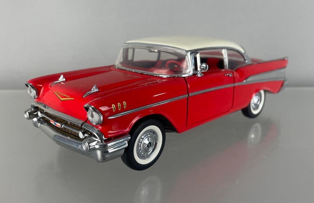 Franklin Mint 1957 Chevy Bel Air Die-Cast Car: 1/24 scale, red / white