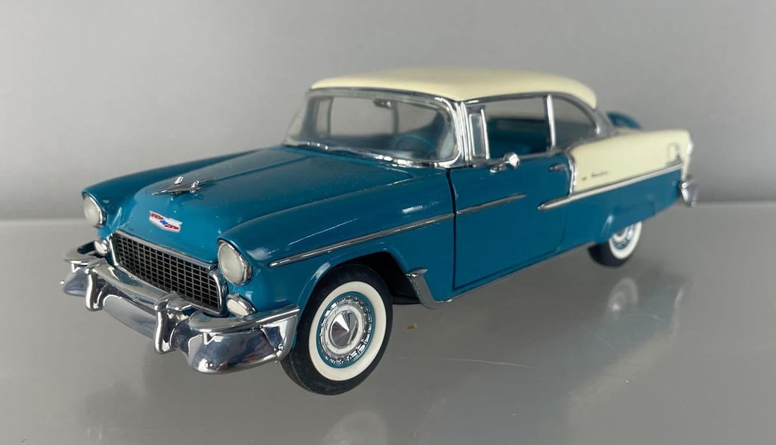 Franklin Mint 1955 Chevy Bel Air Die-Cast Car: 1/24 scale, blue / white