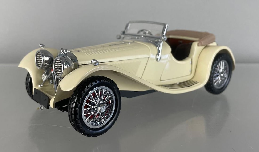 Franklin Mint 1938 Jaguar SS-100 Die-Cast Car: 1/24 scale, cream convertible