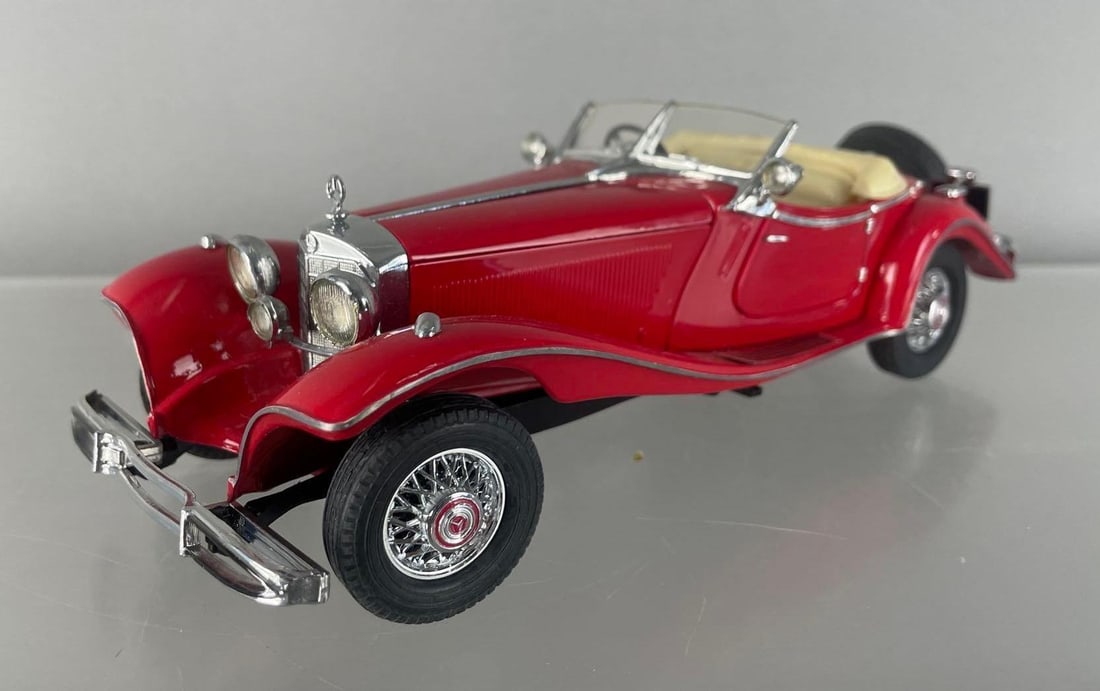 Franklin Mint 1935 Mercedes Benz 500K Special Roadster Die-Cast Car: 1:24 scale, red convertible