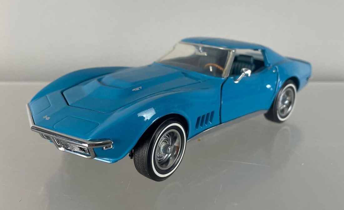Franklin Mint 1968 Chevy Corvette 427 Die-Cast Car: 1/24 scale, blue, includes t tops