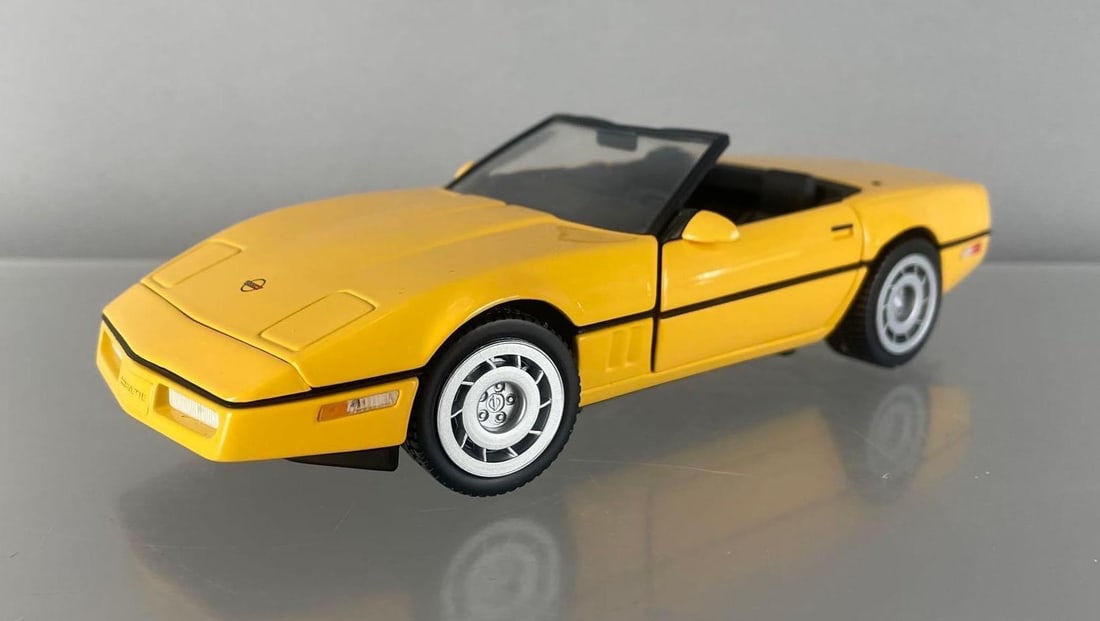 Franklin Mint 1990 Chevy Corvette Convertible Die-Cast Car: 1/24 scale, yellow, missing top