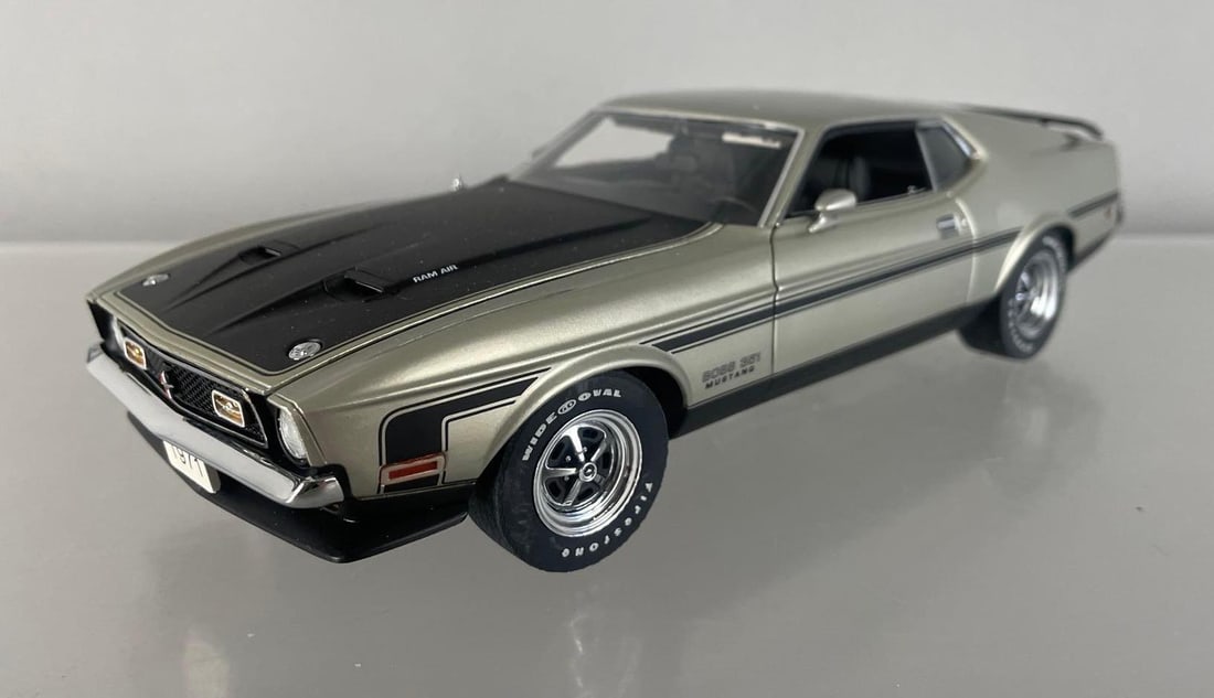 Danbury Mint 1971 Ford Mustang Boss 351 Die-Cast Car: 1/24 scale, silvery and black