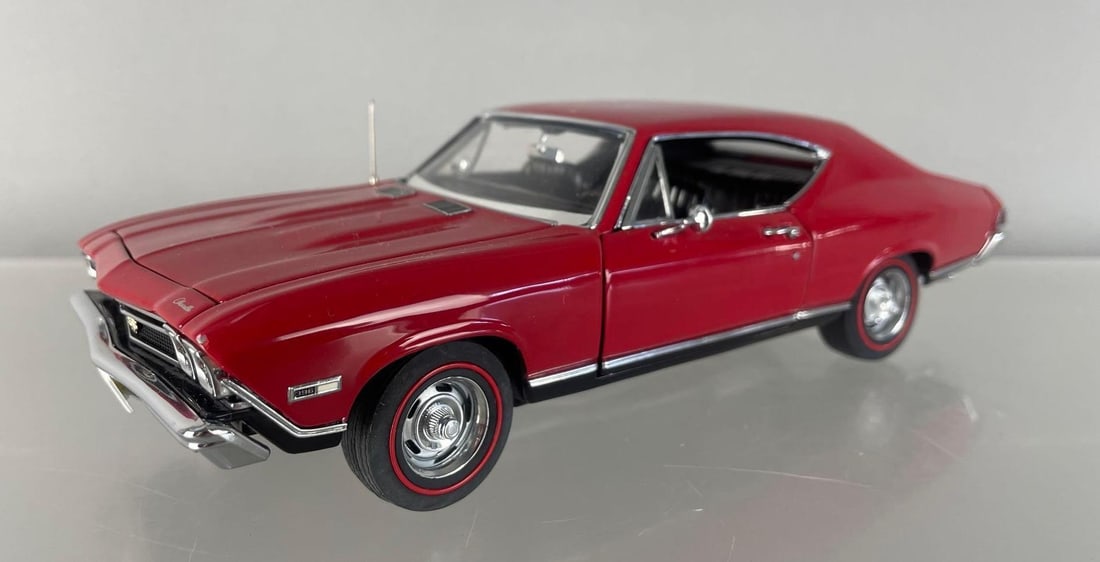Danbury Mint 1968 Chevy Chevelle SS-396 Die-Cast Car: 1/24 scale, red and black