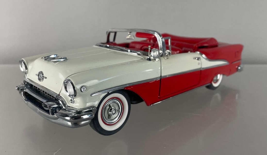 Danbury Mint 1955 Oldsmobile Super 88 Convertible Die-Cast Car: 1/24 scale, red / white, missing windshield