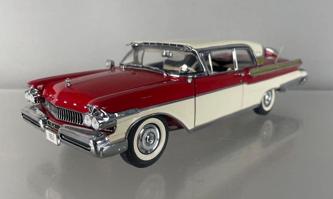Danbury Mint 1957 Mercury Turnpike Cruiser Die-Cast Car: 1/24 scale, red / white