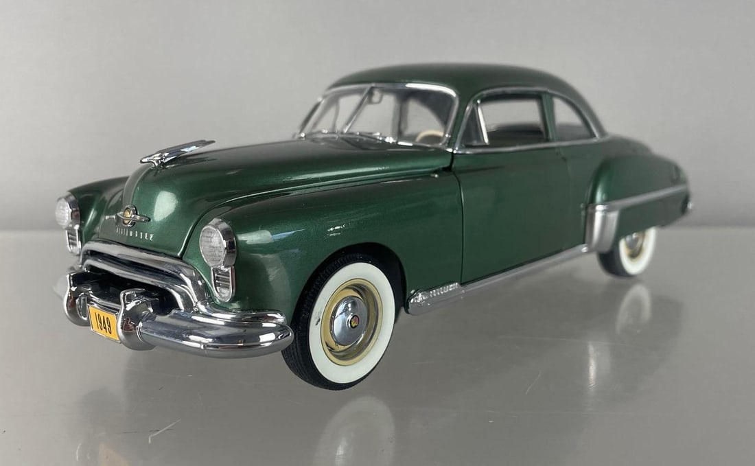 Danbury Mint 1949 Oldsmobile 88 Coupe Die-Cast Car: 1/24 scale, green, part loose on bottom