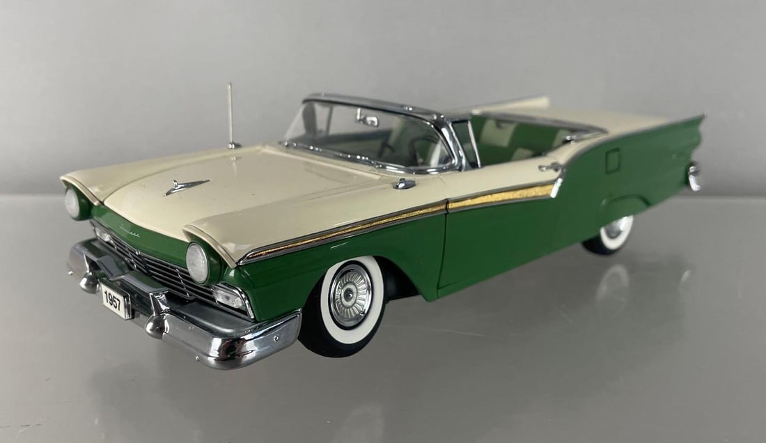 Danbury Mint 1957 Ford Fairlane 500 Skyliner Die-Cast Car: 1/24 scale, bent wheel / frame, driver door does not close fully