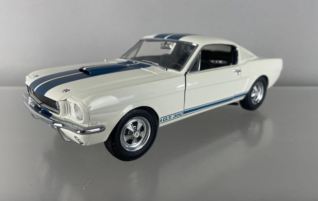 Revell 1966 Ford Mustang Shelby GT 350 Die-Cast Car: 1/18 scale, white / blue