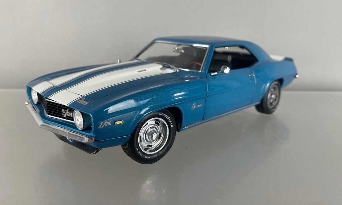 Revell 1969 Chevy Camaro Z/28 Die-Cast Car: 1/20 scale, blue and white