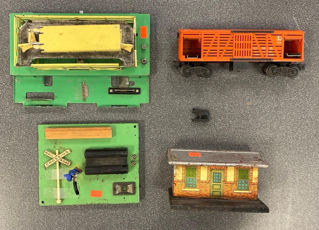Group of 4 O Scale Model Train Accessories (1 of 3)