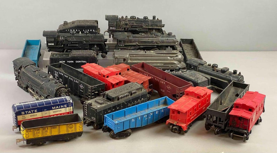 Group of Assorted Lionel Trains O Gauge Locomotives and More: Includes 1062 Steam Locomotive, Caboose, and more. Untested. Largest measures 9? in length. Stand not included.
