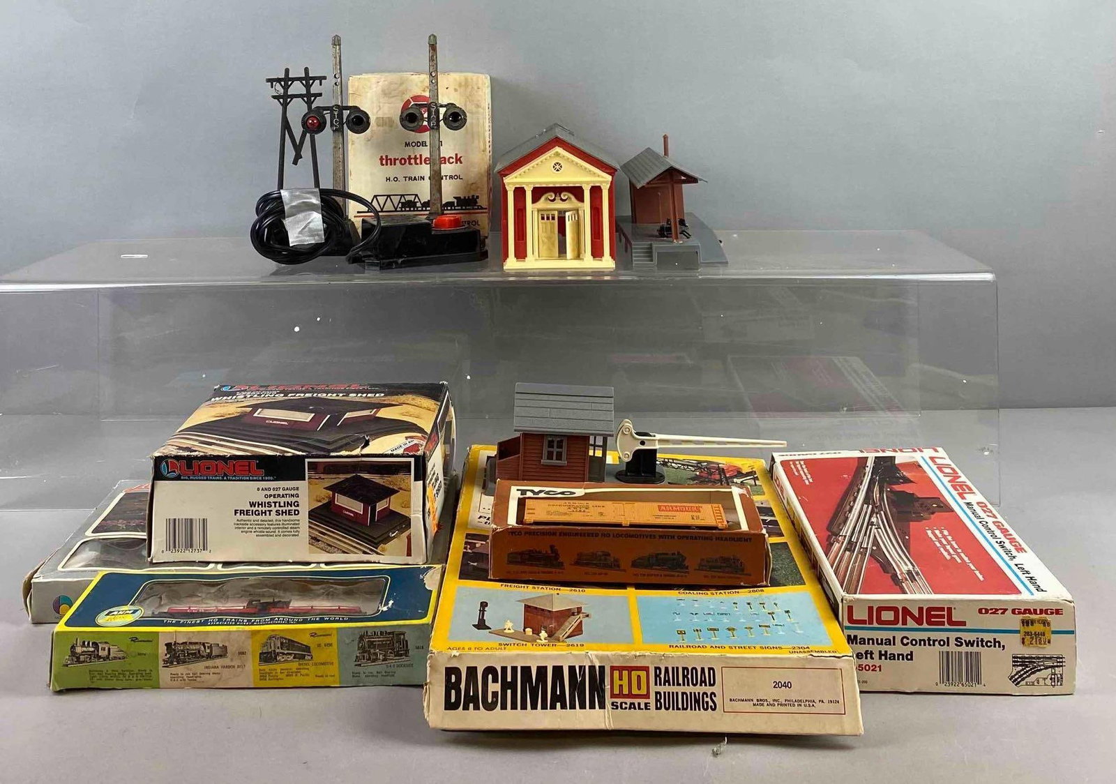 Group of Assorted HO Gauge Train Accessories and More (1 of 3)
