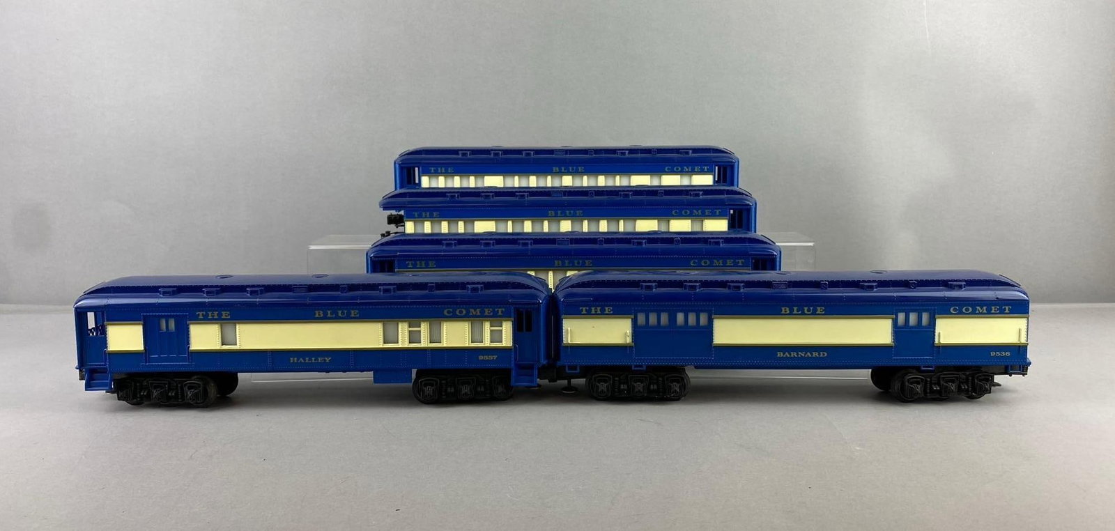 Group of 5 Lionel Trains O Gauge The Blue Comet Passenger Cars: Untested. Lighted interior. One measures H 3 1/2 x W 2 1/2 x L 13 inches. Stand not included.