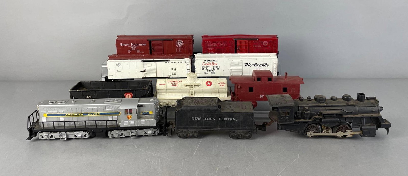 Group of American Flyer O Scale Train Cars and More (1 of 3)