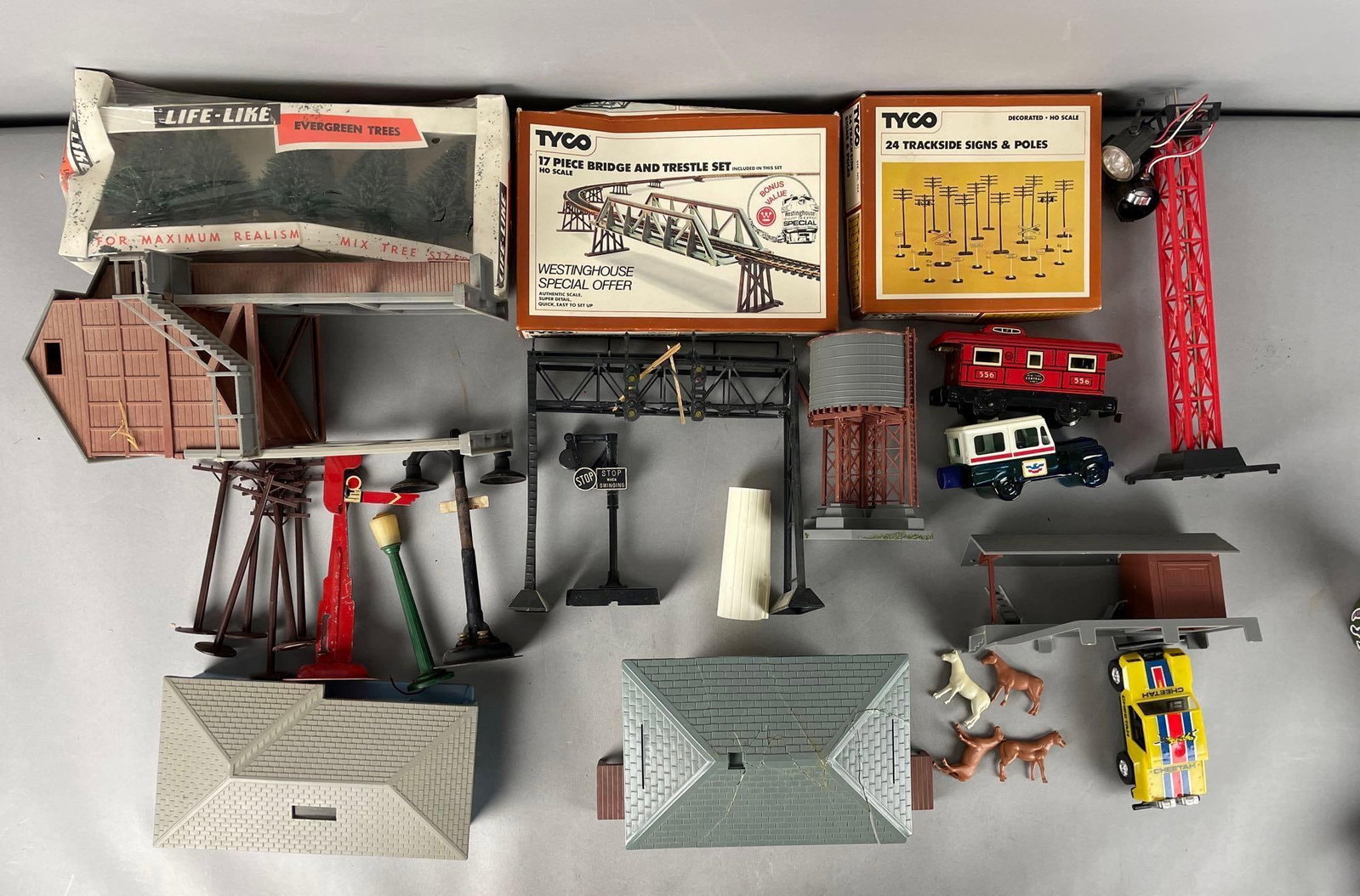 Group of HO Scale Train Set Accessories (1 of 4)