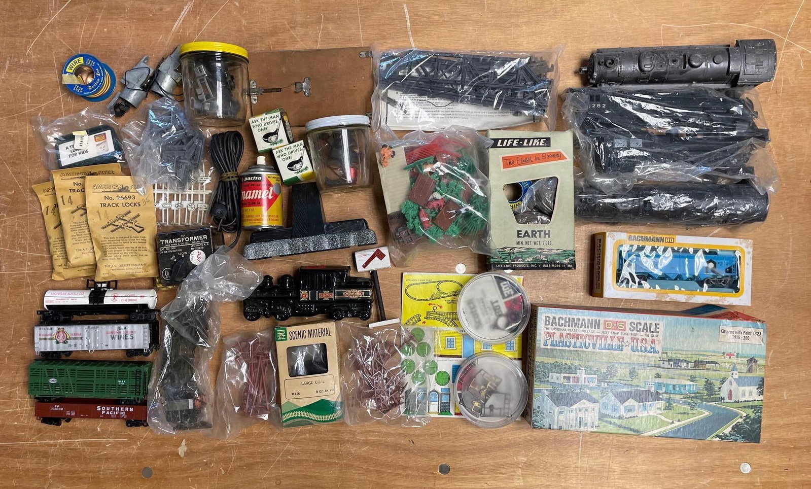 Group of Assorted Electric Train Set Items (1 of 3)