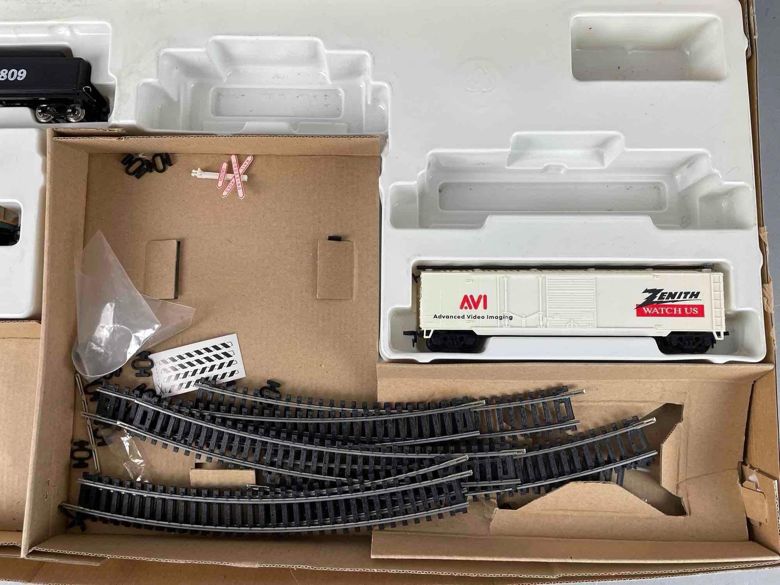 The Zenith Limited HO Scale Partial Electric Train Set - 3