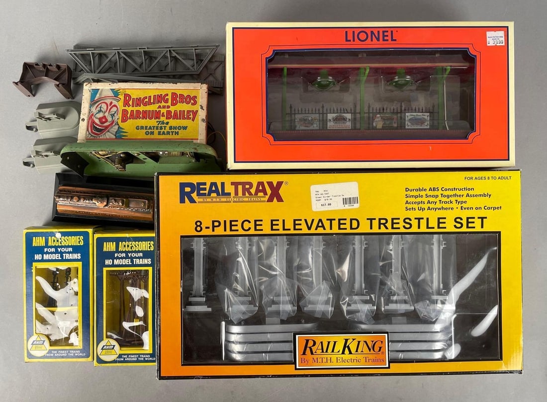 Group of Electric Train Set Accessories (1 of 3)