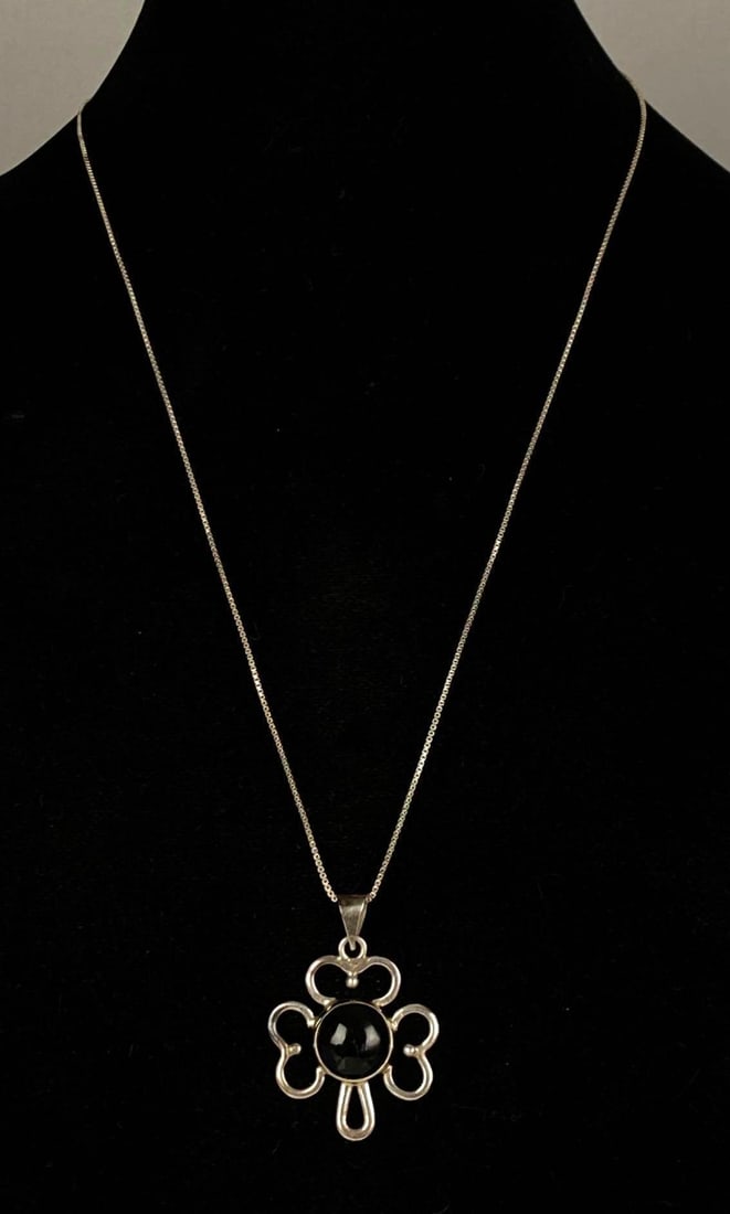 Sterling Silver Box Chain Necklace with Onyx Pendant: Chain measures 24? in length