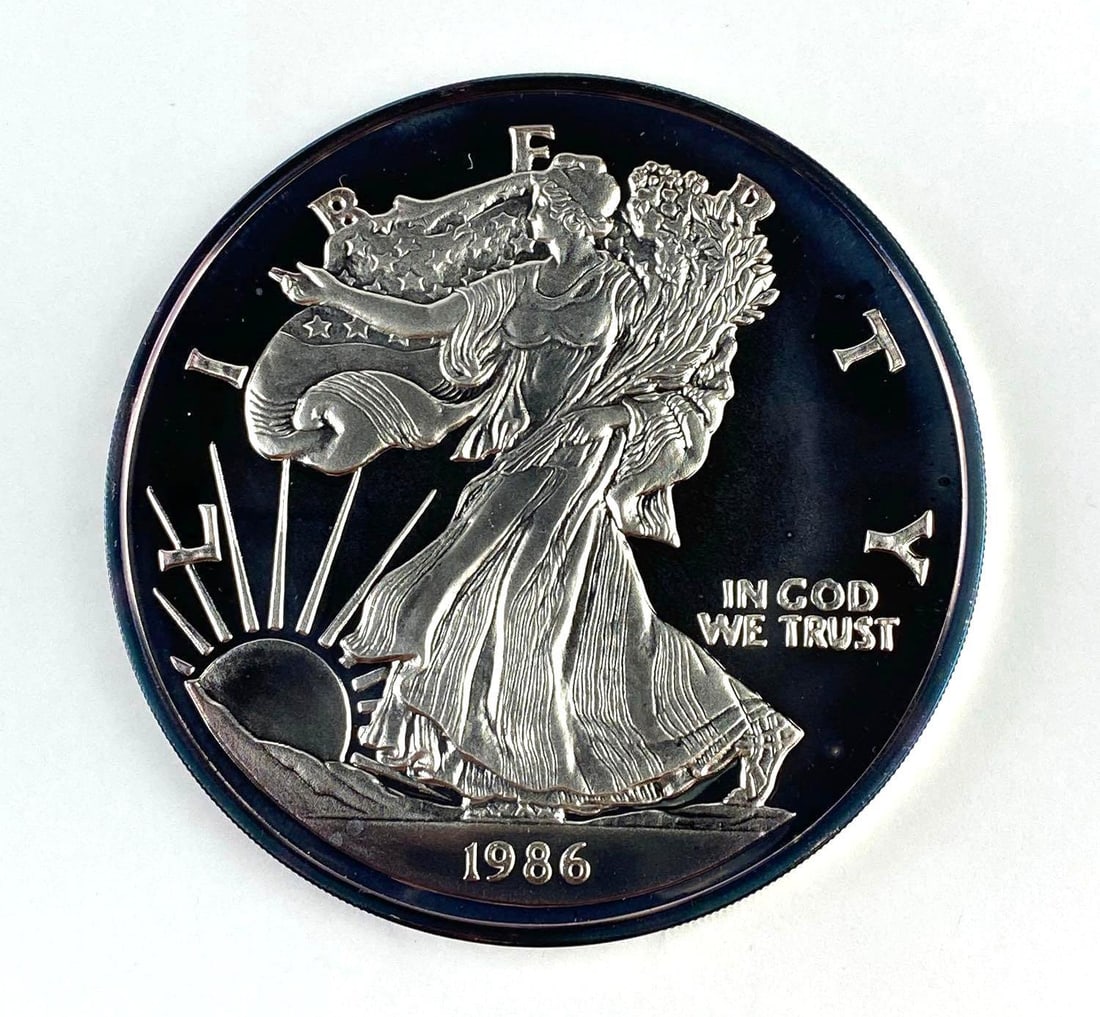 1986 American Eagle Design 8 Oz .999 Fine Silver Round (1 of 2)