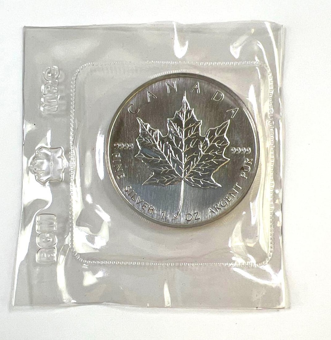 1988 Canada Maple Leaf 1 oz .9999 Fine Silver $5 Coin (Sealed in Mint Packaging): 1988 Canada Maple Leaf 1 oz .9999 Fine Silver $5 Coin (Sealed in Mint Packaging)