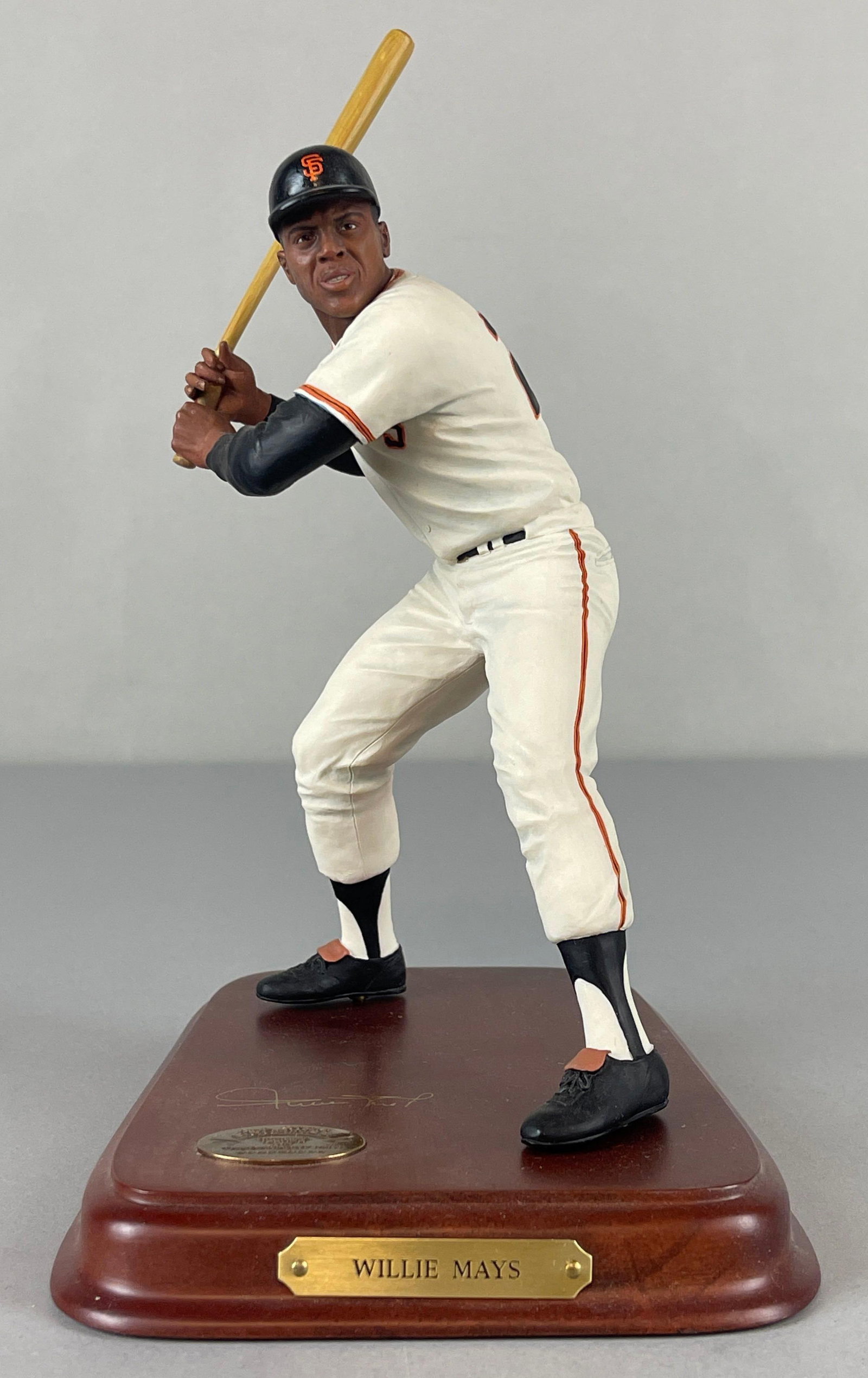 Rare 2004 Willie Mays The Danbury Mint Figurine Statute: Rare 2004 Willie Mays The Danbury Mint Figurine Statute, Measures 5 1/2 x 7 x 9 Inches