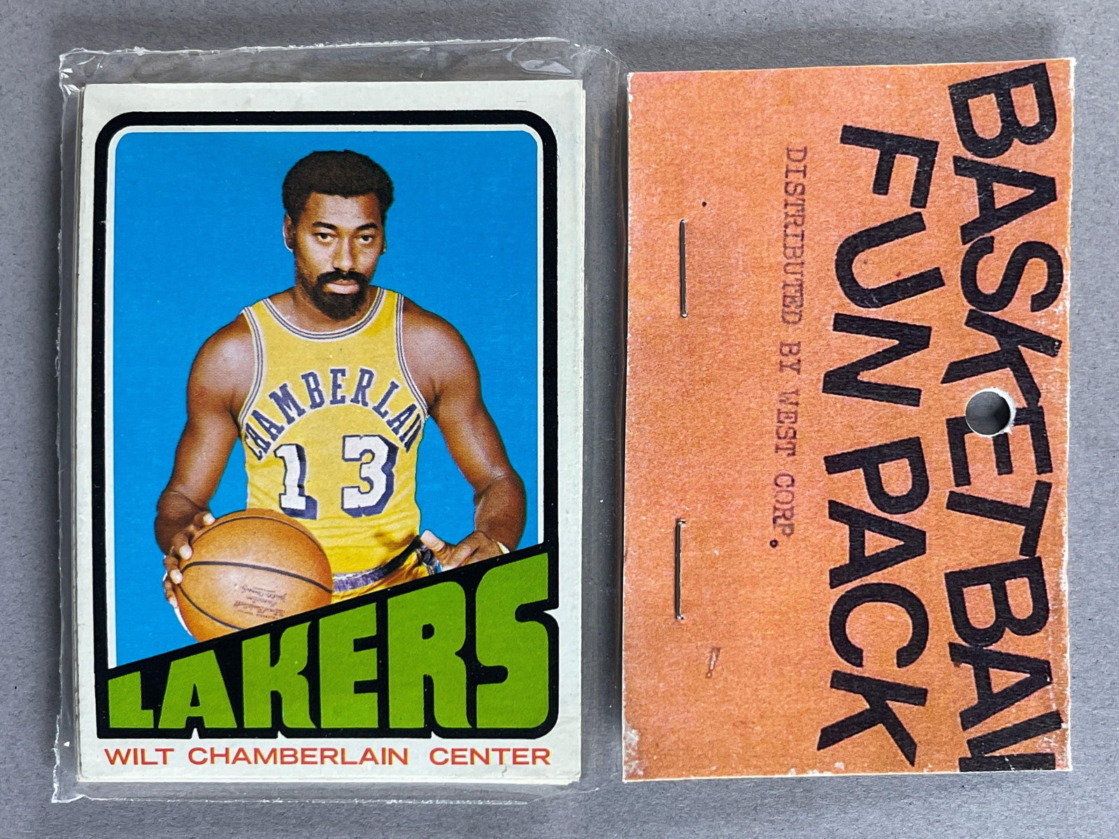1972 Topps Basketball West Corps Cello Fun Pack with Wilt Chamberlain on Top (1 of 2)