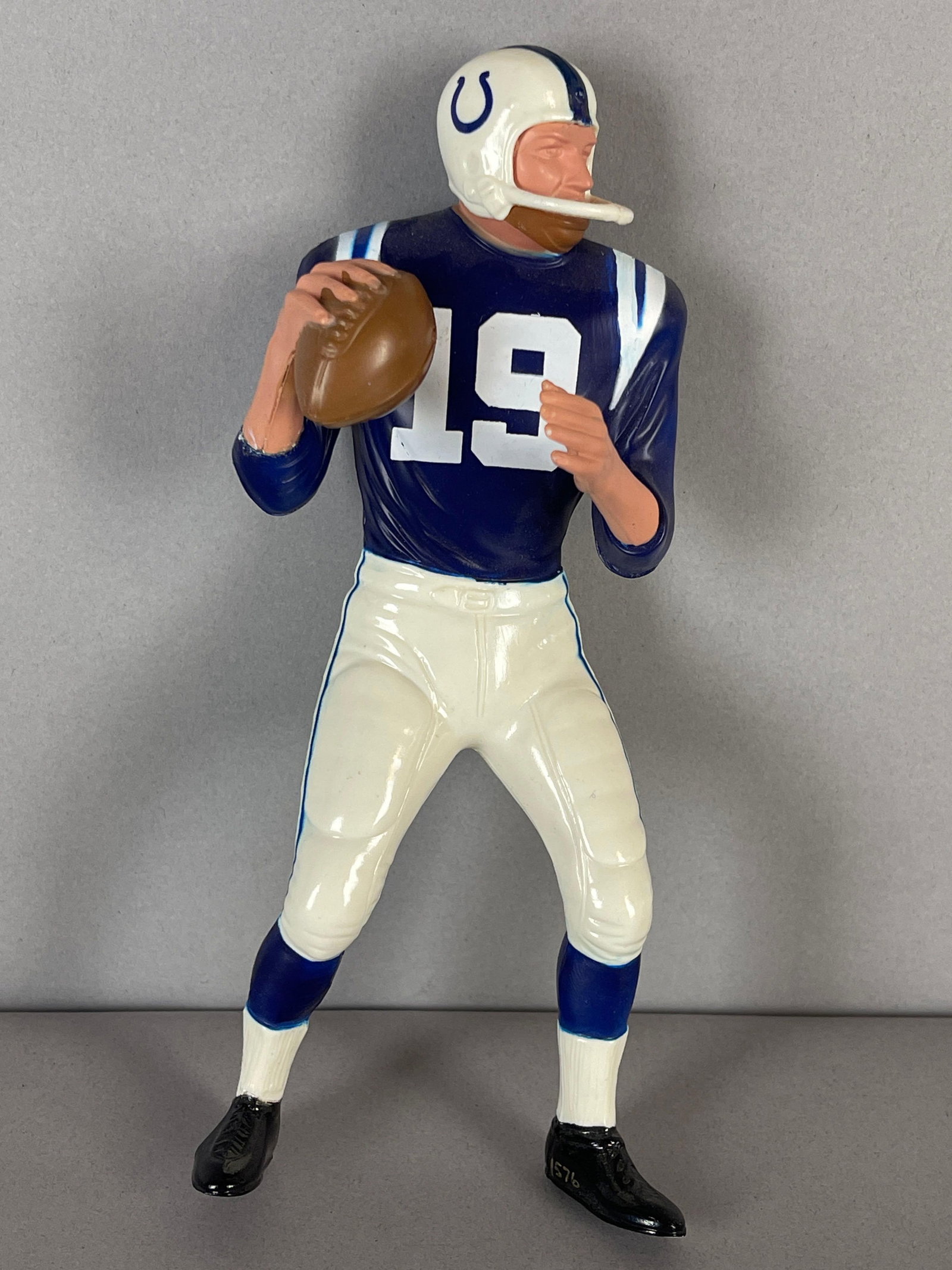 1990 Hartland Johnny Unitas Figurine Statue: Tough Hartland #1576, Measures 3 1/2 x 7 1/2 x 3 Inches