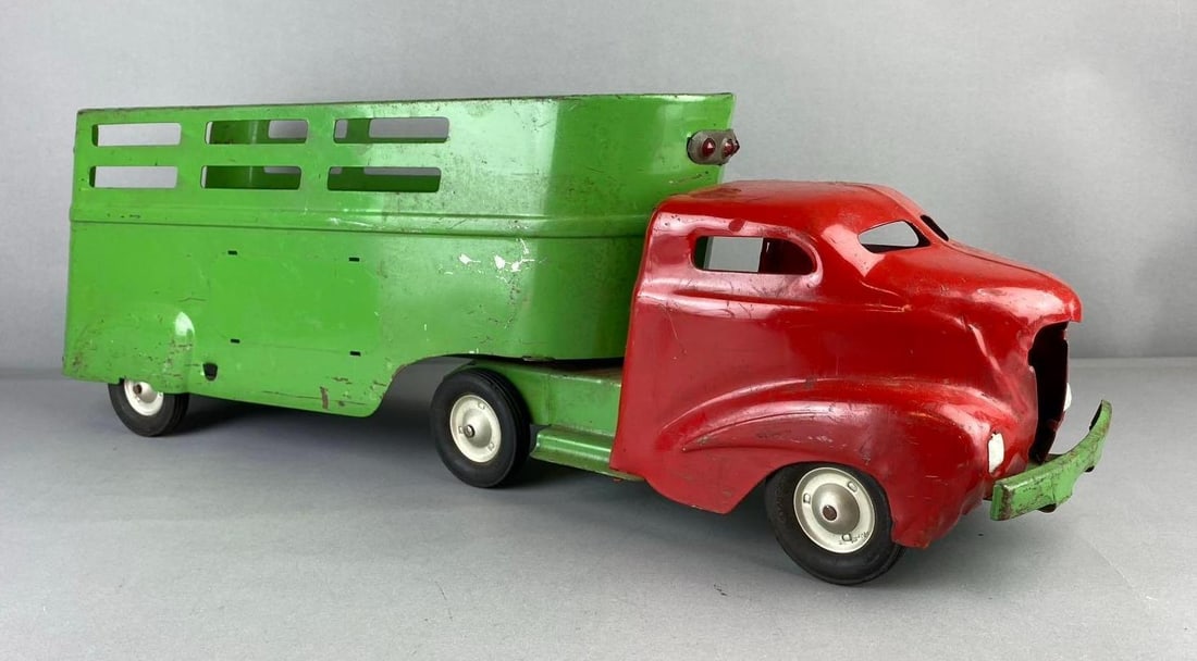 Vintage Wyandotte Pressed Steel Cattle Truck and Trailer Vehicle (1 of 2)