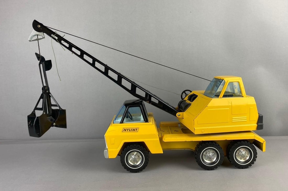1960s Nylint Crane Pressed Steel Truck: Measure 15 inches in length.