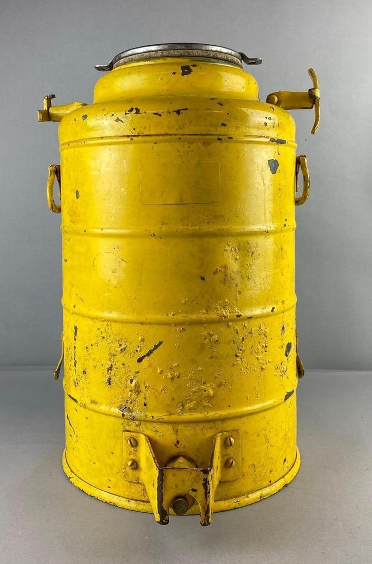 Vintage AreVoid 5 Gallon Thermal Beverage Dispenser: Rust and paint chips throughout. Measures L 18 x W 10 inches.