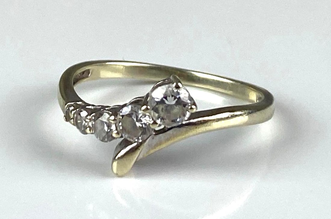 18K White Gold CZ Ring: Total weight of 2.3 grams, size 9