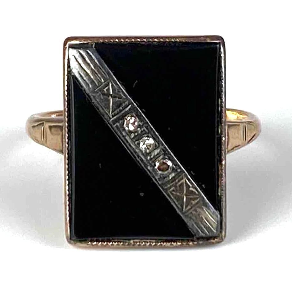 10K Yellow Gold Onyx Diamond Ring: Total weight of 4 grams, size 7 1/4