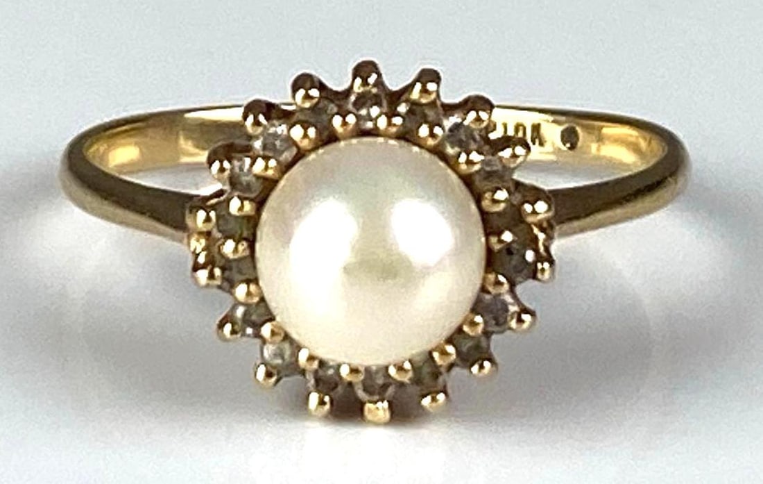 10K Yellow Gold Pearl Diamond Ring: Total weight of 2.1 grams, size 7