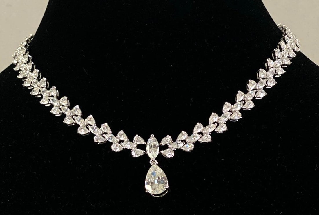 Na Hoku Costume Jewelry Necklace: Measures 18 inches in length