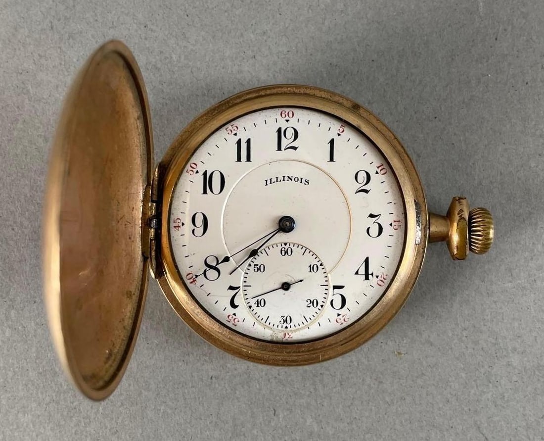 Illinois 17 Jewel Hunter Pocket Watch: Working condition, missing crystal, engraved union case worn, measures 2 3/8" x 2"