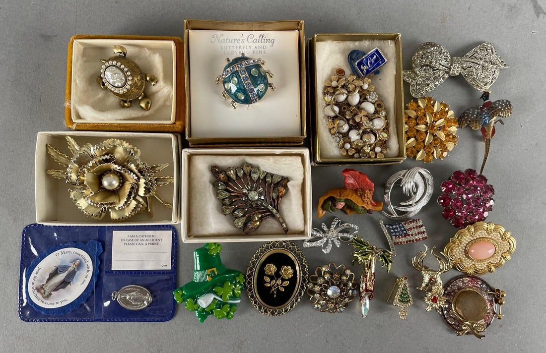 Group of Costume Jewelry Brooches: largest measures 2" x 3"