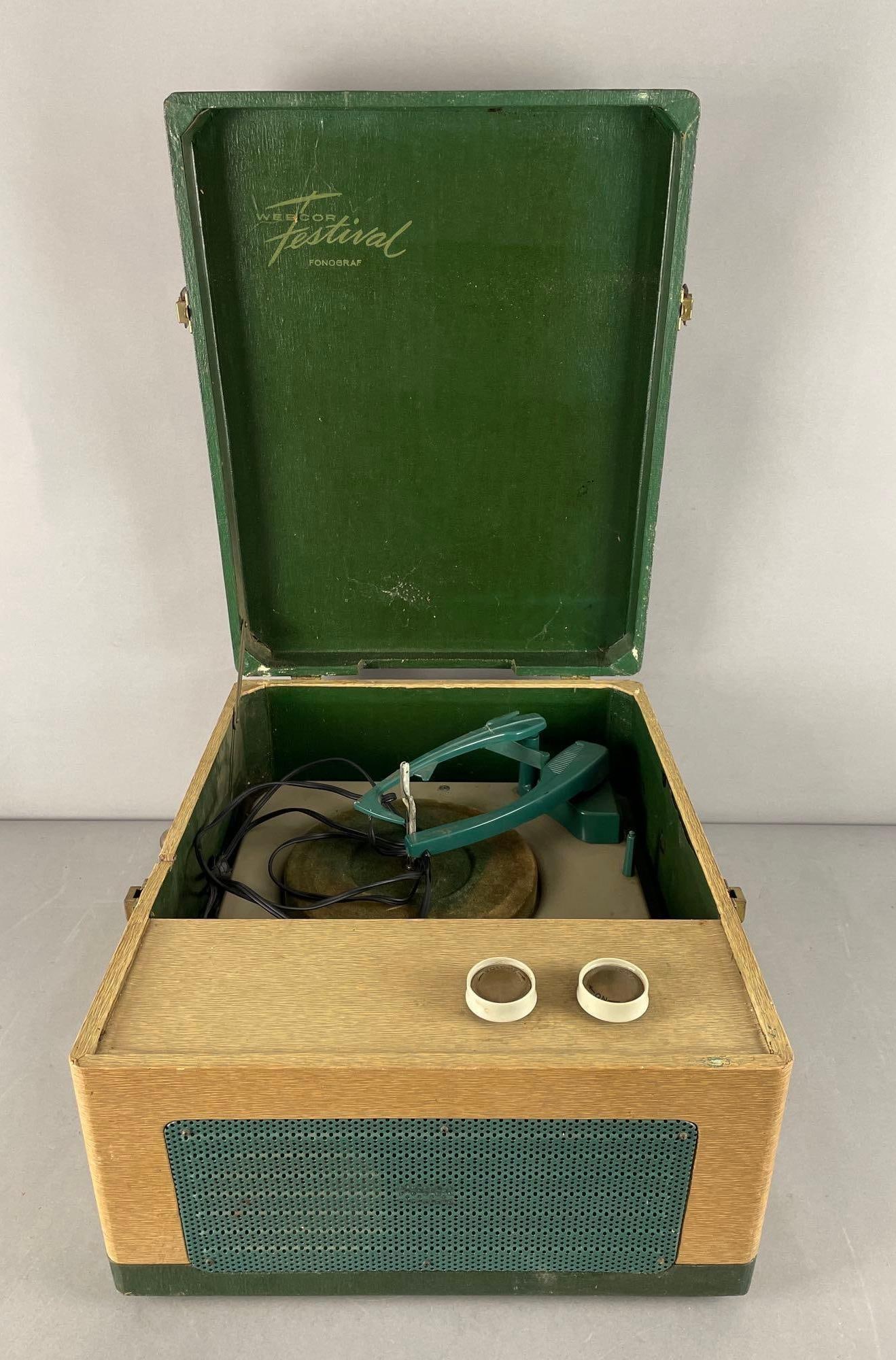 Vintage Webcor Festival Portable Fonograph: Platter spins when powered on, handle broken, measures 9 //2" x 15 3/4" x 19 1/4"